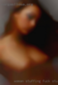 Woman stuffing fuck stuff up thir pussy.